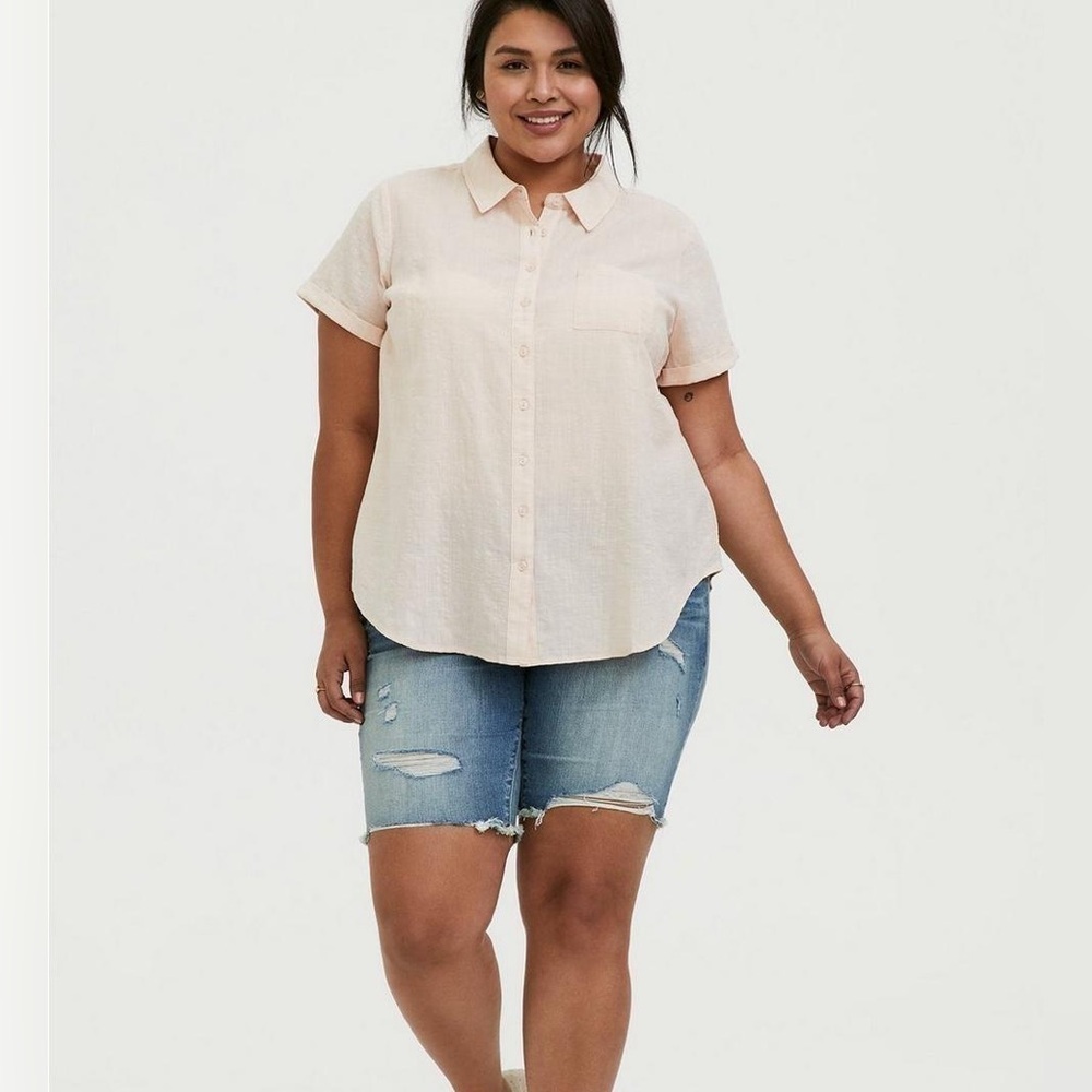 New Torrid Textured Woven Button Front Shirt in Peach Blush Size 1 14/16